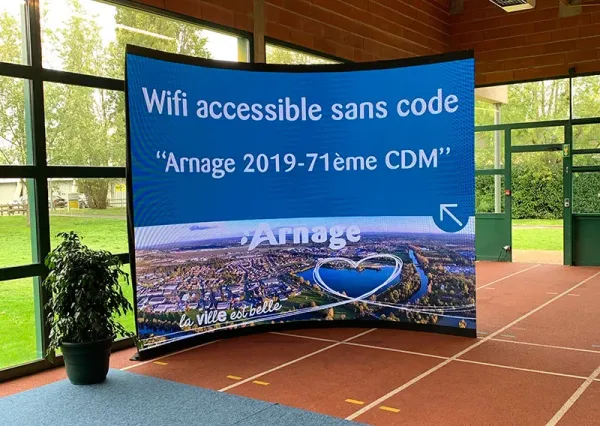 Écran LED incurvé démontable diffusant des informations dans une salle Écran LED incurvé démontable diffusant des informations dans une salle